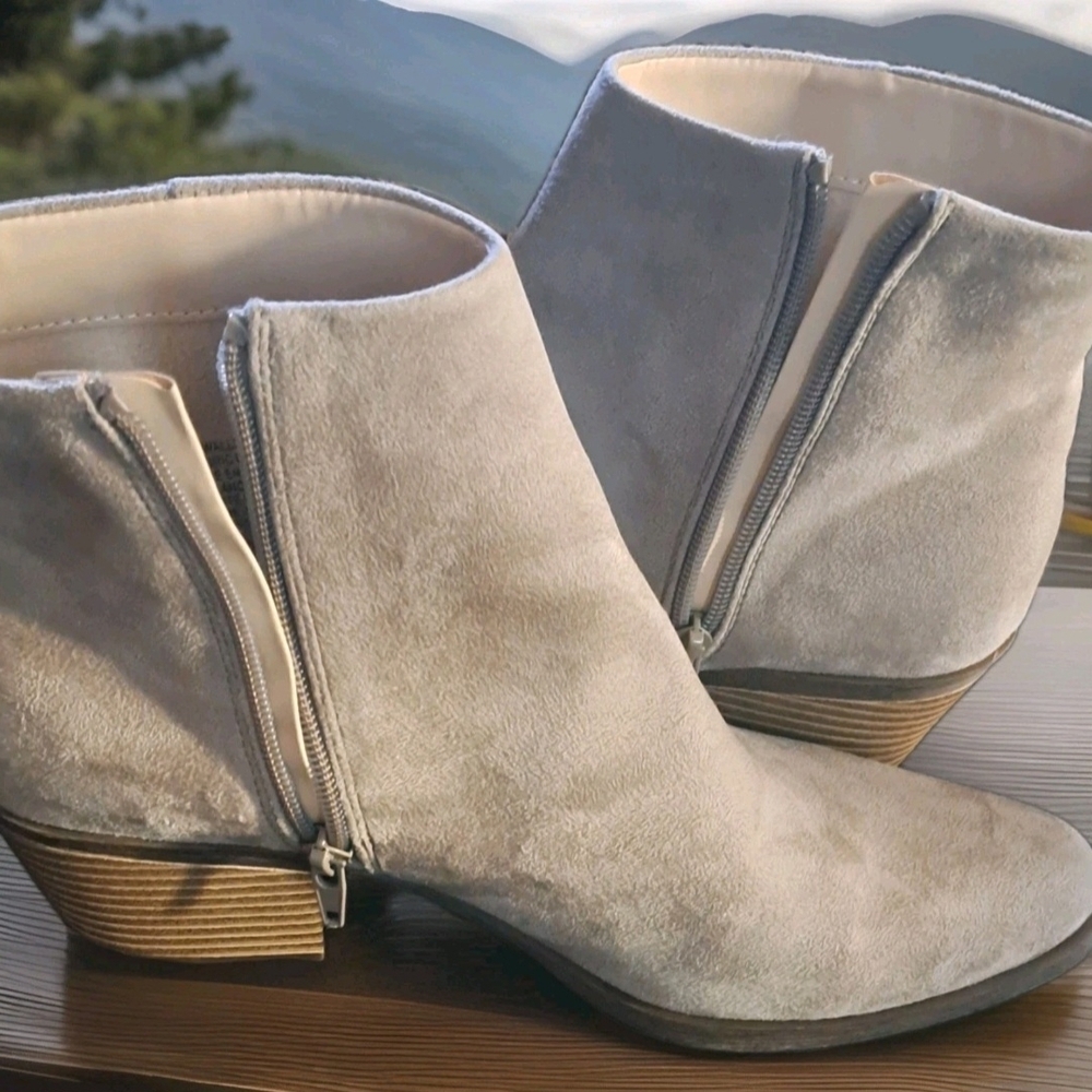 NWOB BP  Wallis Fab Taupe/Gray Ankle Boots With Block Heel Faux Suede Size 9.5M.